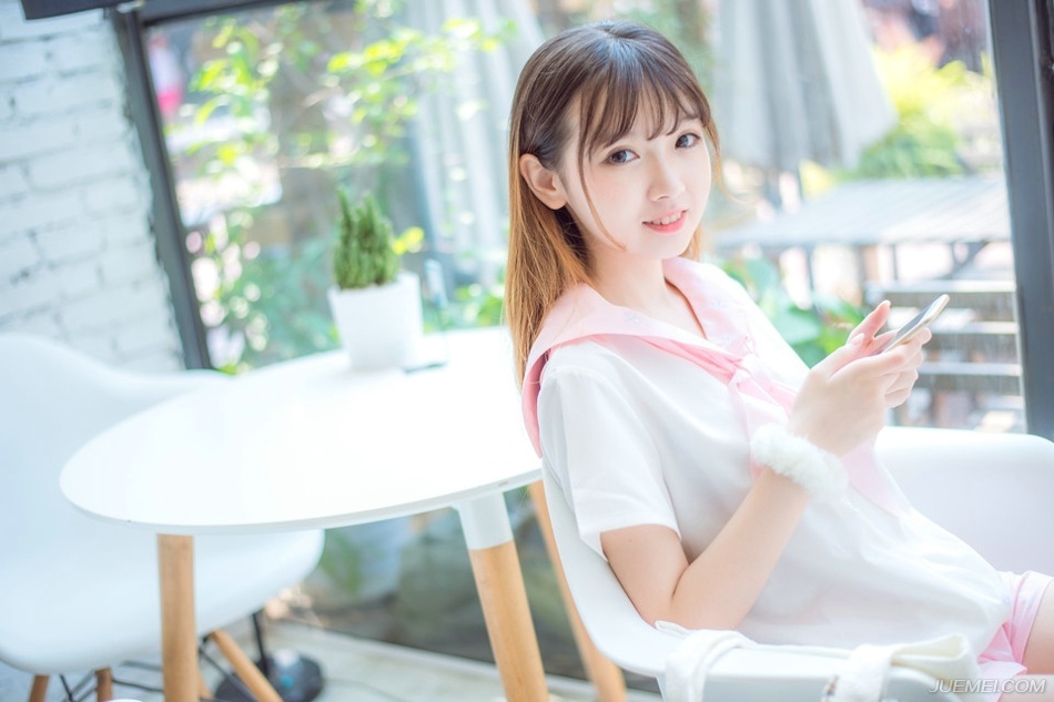“姐姐，你说为何夫君能够越来越年轻？”小乔突然扭头看向大乔，眼中有些羡慕的道。